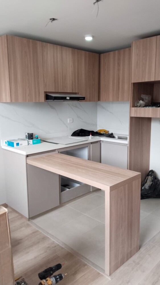 Cocina Integral de Diseño Minimalista con Barra Auxiliar